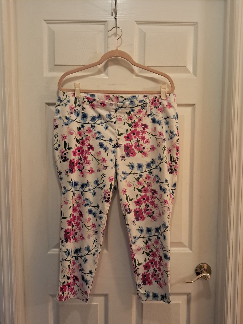 Faded Glory White Floral Cropped Pants with Pink & Blue Blossoms Size XL 16- 18